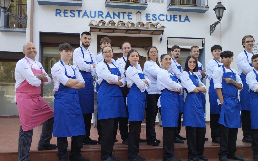 Frutas Acosta colabora con la Escuela de Hostelería de Benahavís en la uniformidad del curso 2024-2025